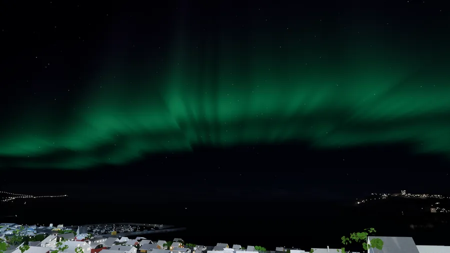 Grønt nordlys over fjorden og lysene fra byen.